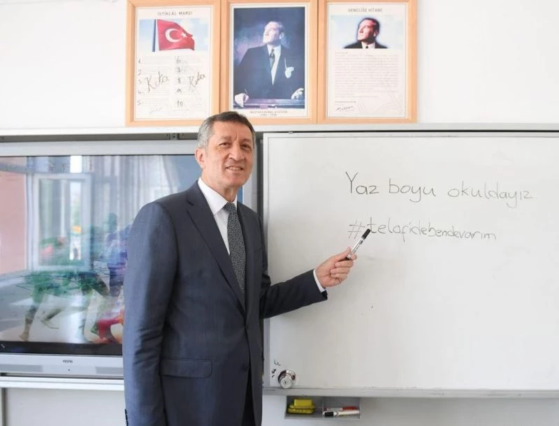 Bakan Selçuk, Büğdüz köyündeki öğrencilerin karne sevincini paylaştı
