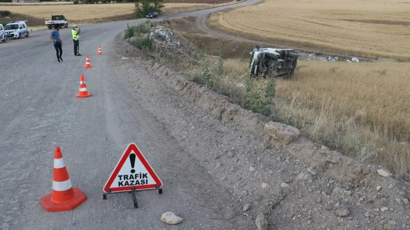 Kurban pazarından dönerken tarlaya uçtular: 3 yaralı
