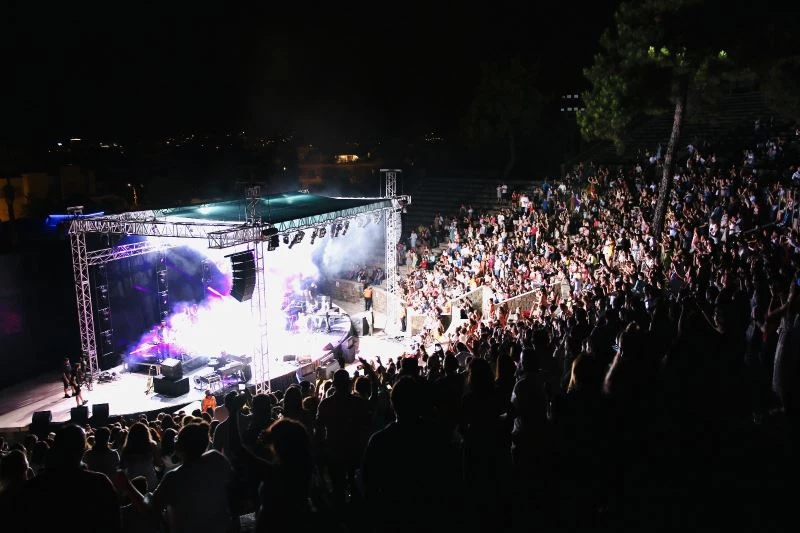 Kenan Doğulu’nun antik tiyatroda izdihamı
