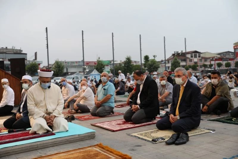 Sakaryalılar Demokrasi Meydanı’nda bayramlaştı

