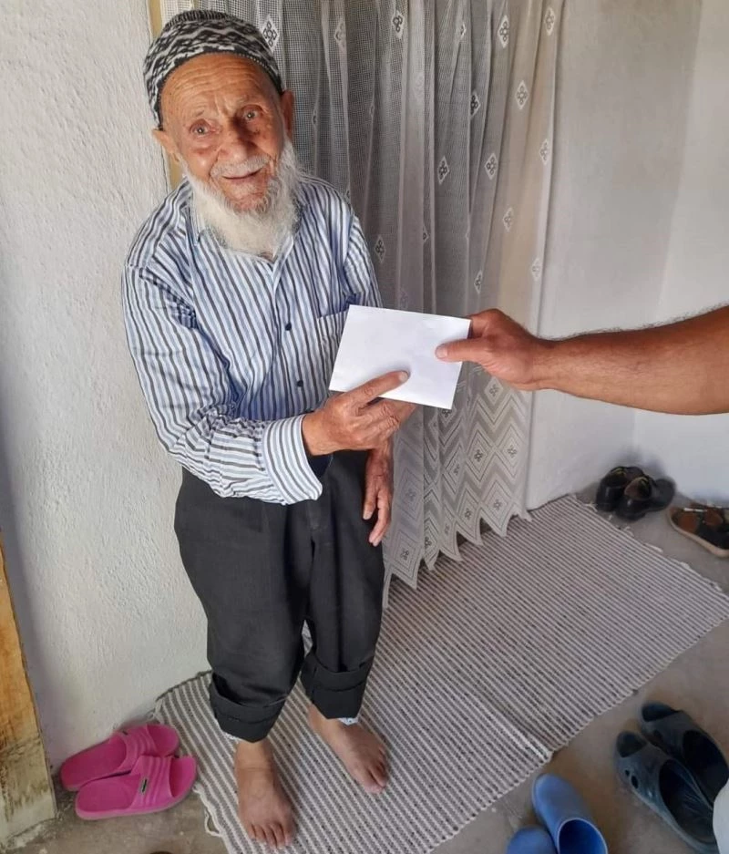 Bayram arifesinde dolandırılan yaşlı adama Aydın’dan yardım eli uzandı
