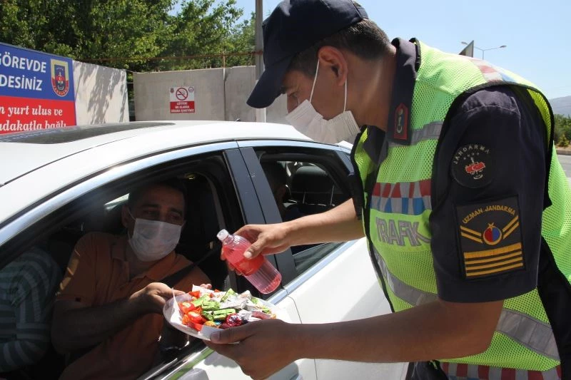 Elazığ’da jandarmadan bayramda şeker ve kolonyalı uygulama
