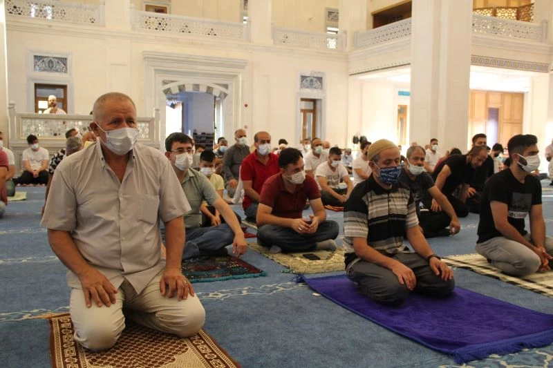 İzmir’de Kurban Bayramı namazı tedbirlerle kılındı
