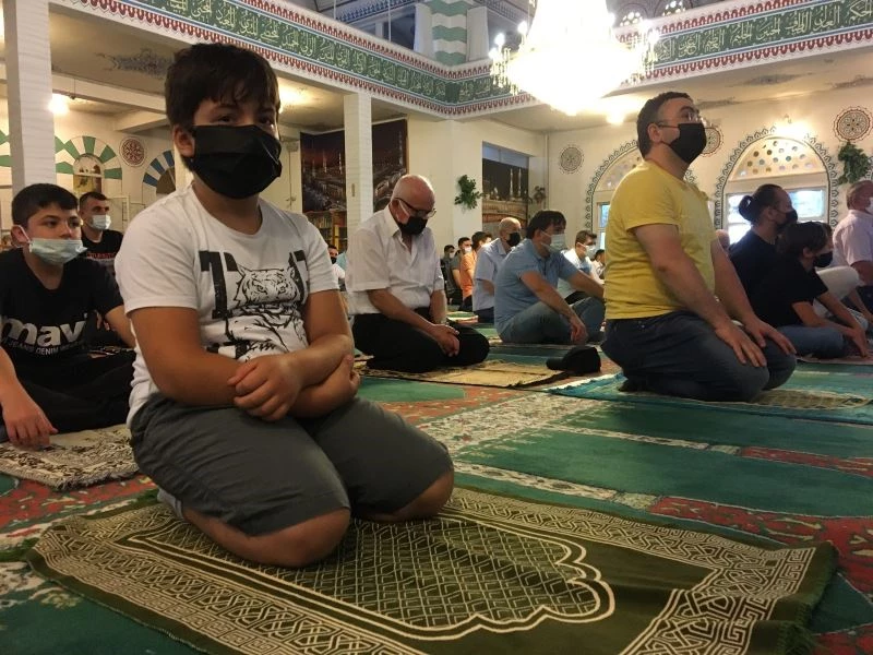 Bayramı namazı camilerde virüs tedbirlerine uygun şekilde kılındı
