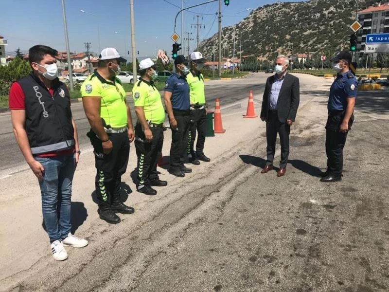 Isparta Valisi Seymenoğlu trafik uygulama noktalarını ziyaret etti
