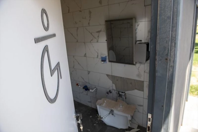 Mersin sahilindeki bazı belediye tesislerine zarar verildi