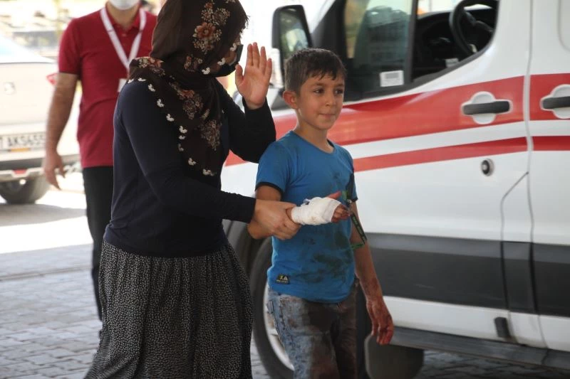 Babasına kurban kesmek için yardım eden çocuk elini kesti
