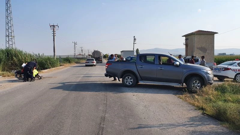 Tescilsiz motosiklet kamyonete çarptı: 1’i ağır 2 yaralı
