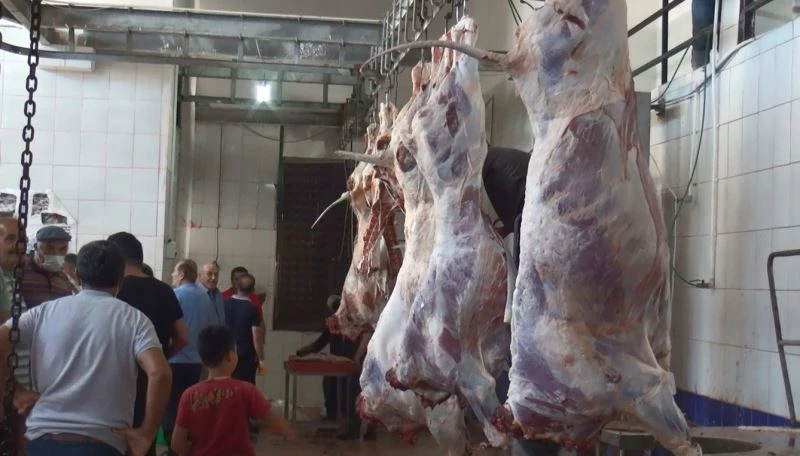 Ahlat Derneklerinden 900 aileye kurban eti
