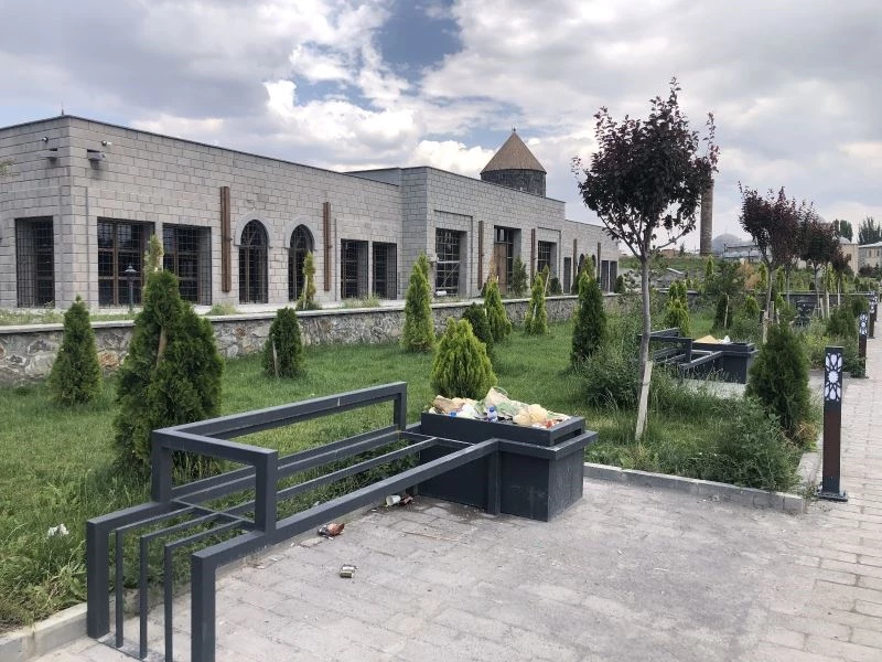 Kars Bedesten bölgesinden çöpler alınmıyor
