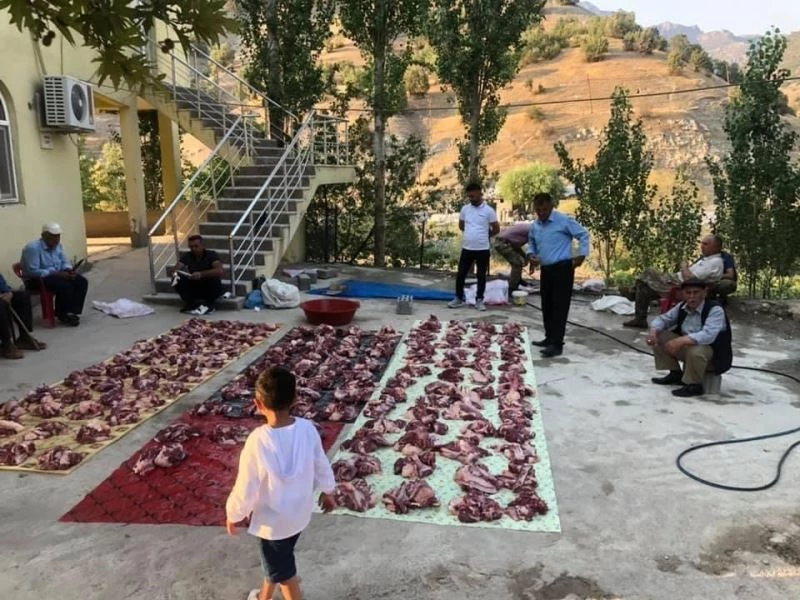 Köydeki tüm kurbanlar cami avlusunda kesilip her eve eşit dağıtılıyor
