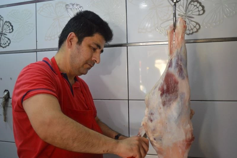 Kasaplar bayramın ikinci gününde de taleplere yetişmek için ter döküyor
