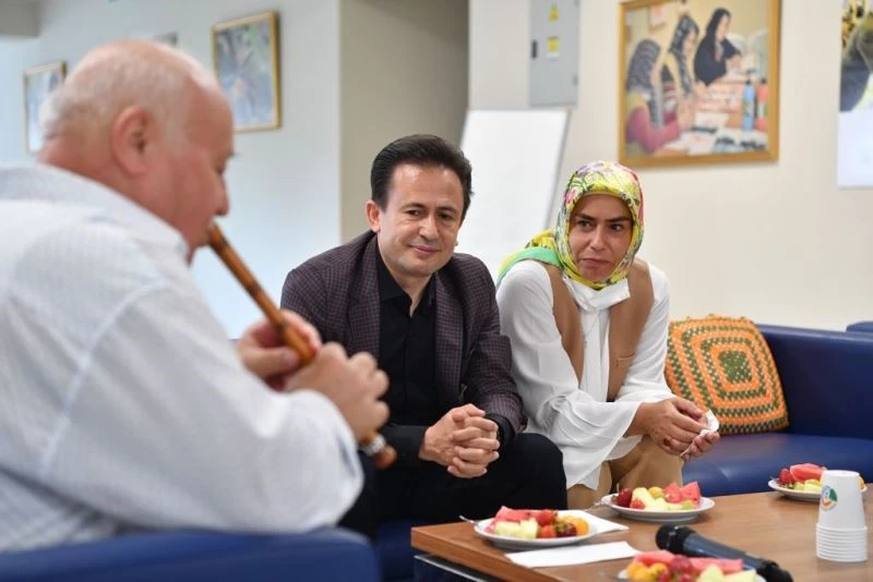 Tuzla’da 65 yaş üstü büyüklerin elleri öpüldü duaları alındı
