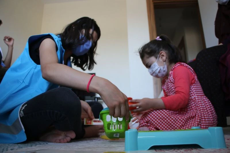 Elazığ depreminin sembol ismi Yüsra bebek ve annesine bayram ziyareti
