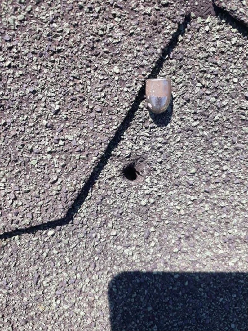 Havaya atılan serseri mermiler 4 evin çatısını deldi
