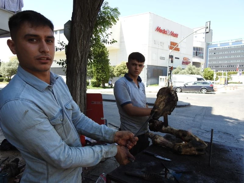 Kurban Bayramı’nda kelle ütücülerinin yoğun mesaisi
