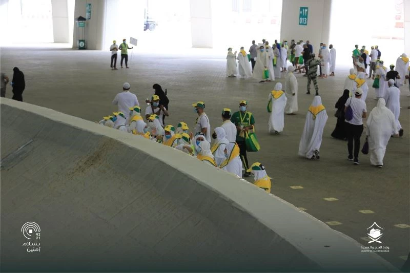 Hacılar, bayramın ikinci günü de şeytan taşlamaya devam ediyor
