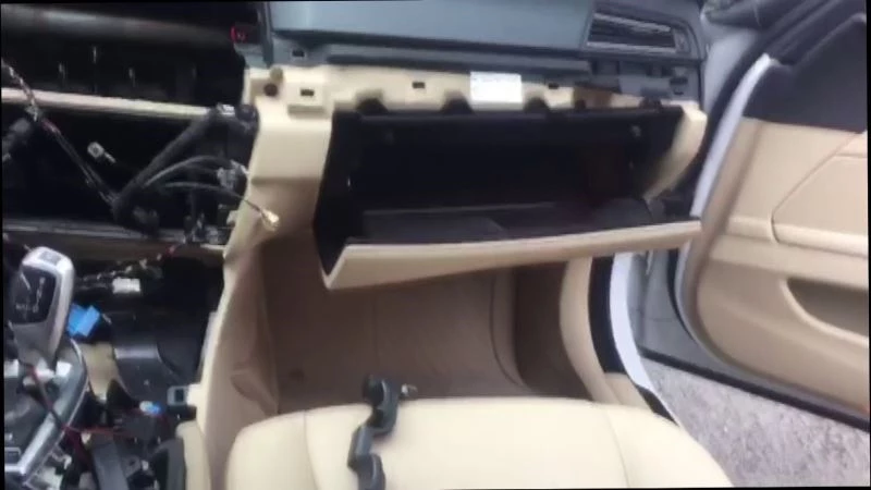 (Özel) Ataşehir’de hırsızlar lüks aracı soyup soğana çevirdiler
