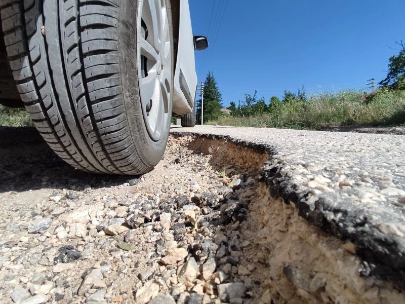 Asfaltın çöktüğü sokaklar savaş alanına döndü
