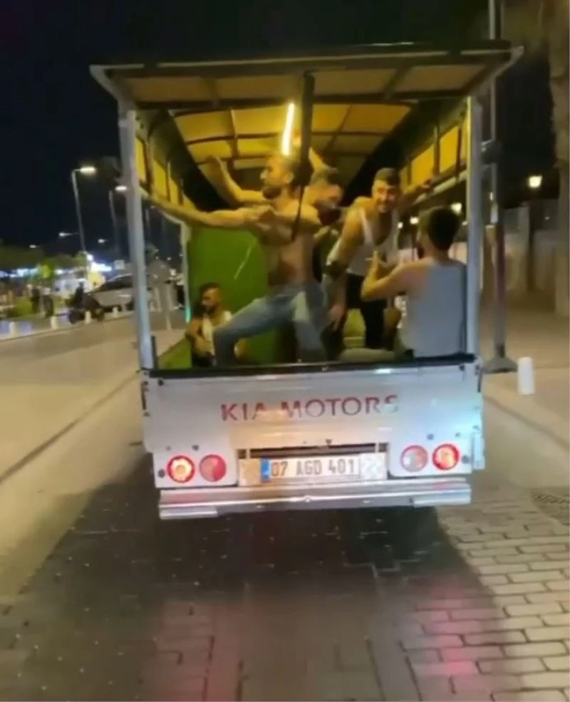 Eğlencenin dozunu kaçırıp, kamyonet kasasında kendilerinden geçtiler
