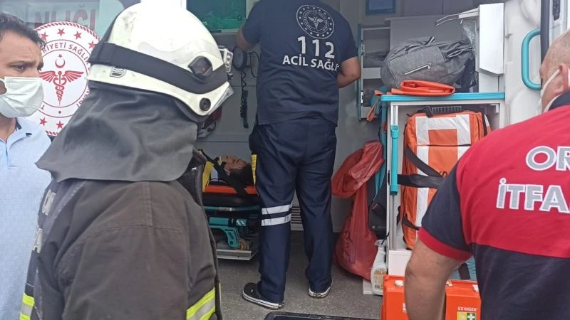 Tırın altında kalmaktan babaları kurtardı
