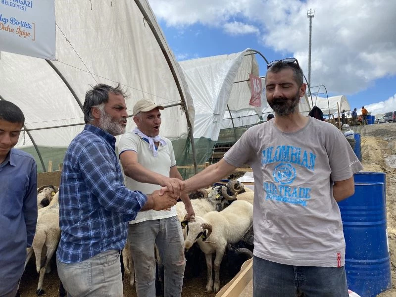 Kurban çadırları bir yandan toplanırken bir yandan pazarlıklar sürüyor
