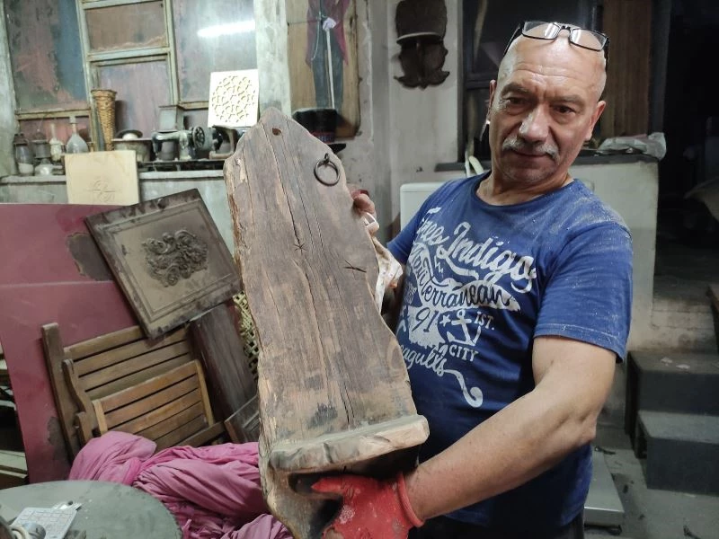 (Özel) Çöpe gidecek tarihî ahşaplar dünyaca ünlü restoranlara mobilya oldu
