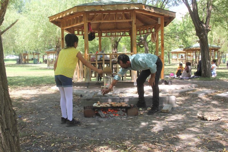 Erzincan’da mesire alanları piknikçilerle doldu
