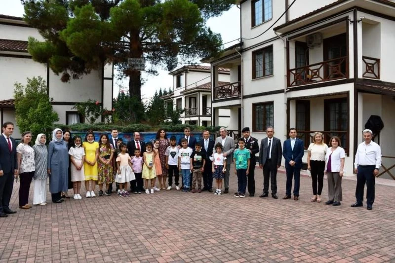 Vali Fuat Gürel, çocukların bayramını kutlayıp harçlık verdi
