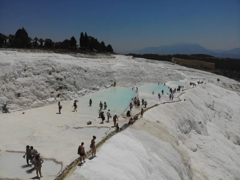 Beyaz cennet bayramda hınca hınç dolu
