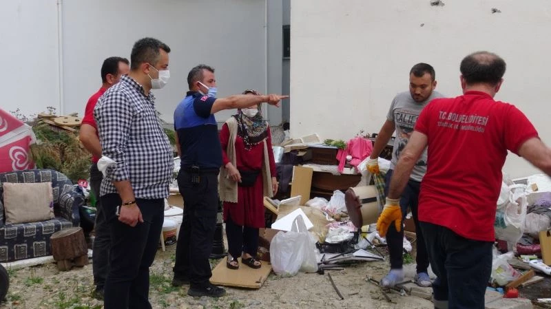 Boş araziyi çöplüğe çeviren kadın mahalleyi kokuya boğdu
