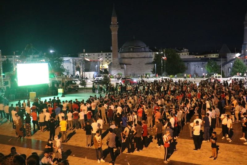Yiğidolar, UEFA maçını dev ekranda izledi
