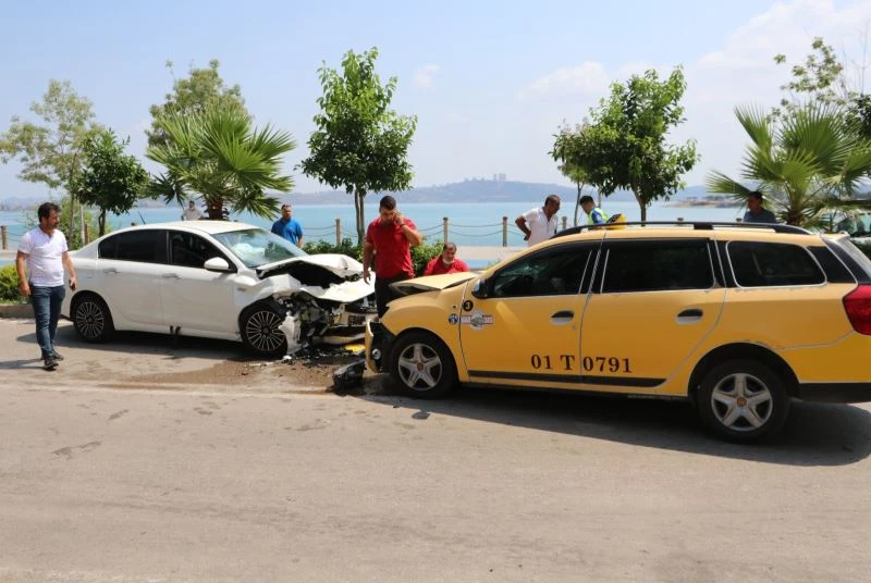 Taksiyle otomobil kafa kafaya çarpıştı: 3 yaralı

