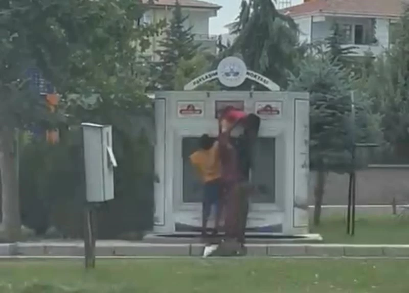 İhtiyaç sahipleri için paylaşım noktasına bırakılan elbiseleri çaldılar
