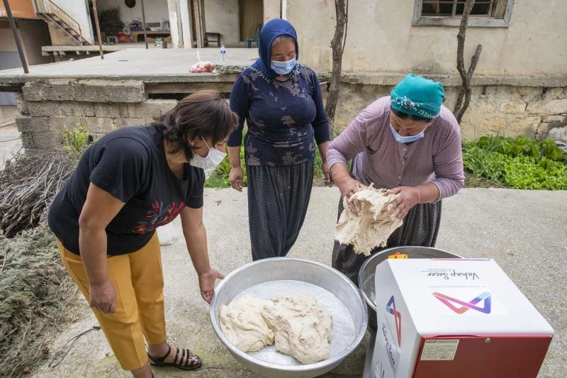 Yufkalarını artık hamur yoğurma makinesinden elde ettikleri hamurla yapıyorlar
