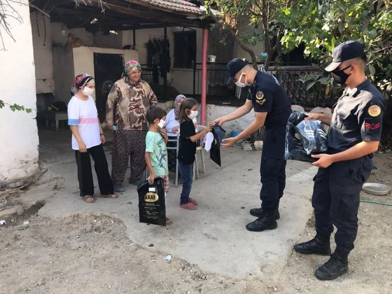 Ahmetli jandarmadan 45 çocuğa bayramlık
