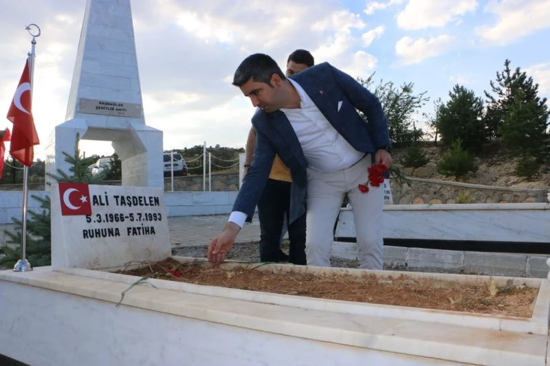 Kartal Belediye Başkanı Yüksel, Başbağlar’da şehit edilen 33 vatandaşın kabrini ziyaret etti
