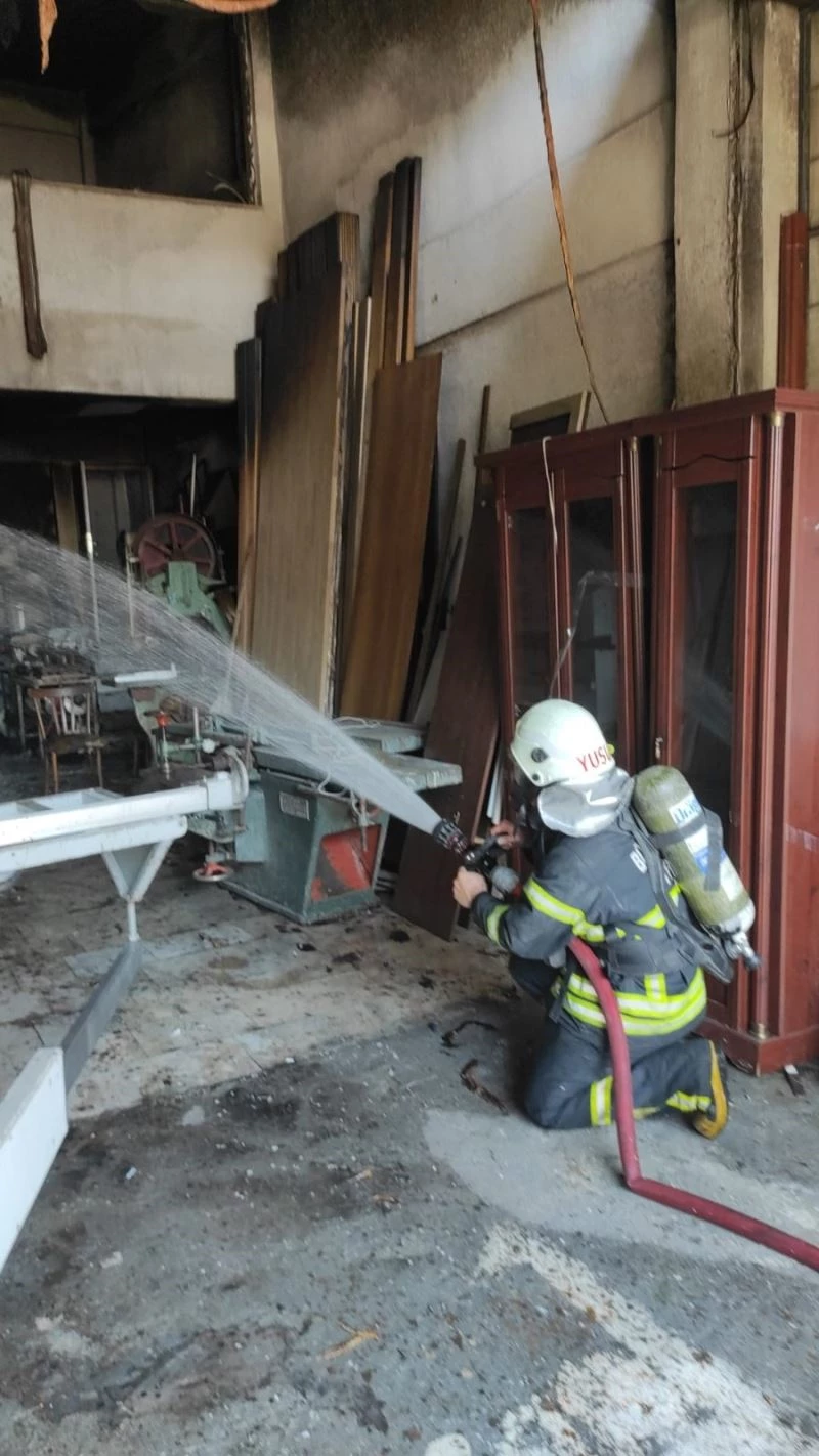 Marangoz atölyesindeki yangını itfaiye büyümeden söndürdü
