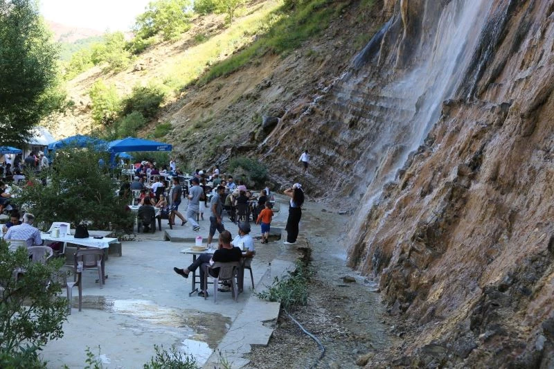 Sıcaktan bunalan vatandaşlar, efsaneye konu olan şelalede serinliyor
