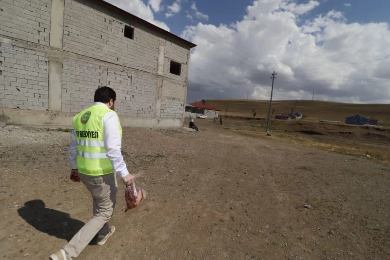 Başkan Sayan, kapı kapı dolaşarak kurban eti dağıttı

