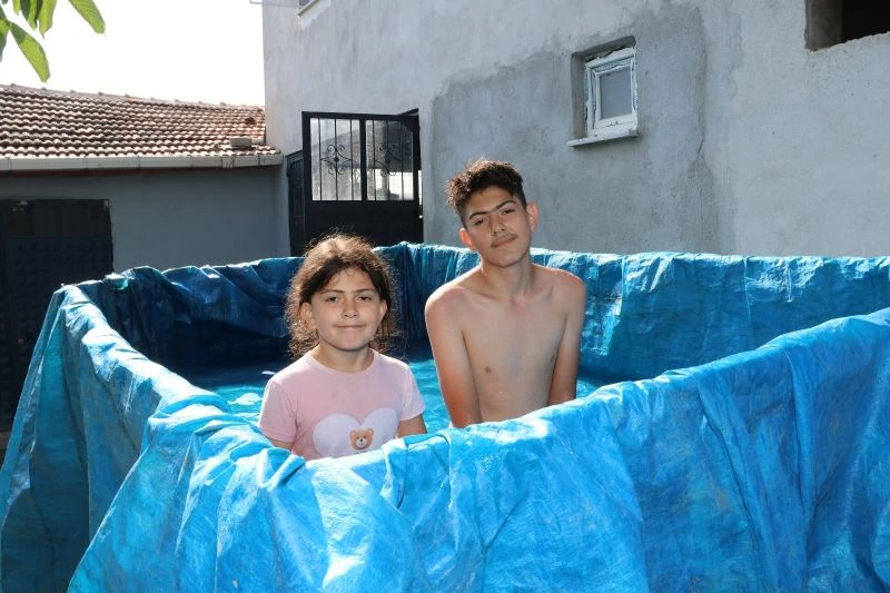 Serinlemek için römorku havuza çevirdiler
