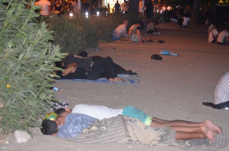 Kalacak yer bulamayınca sahilde konakladılar
