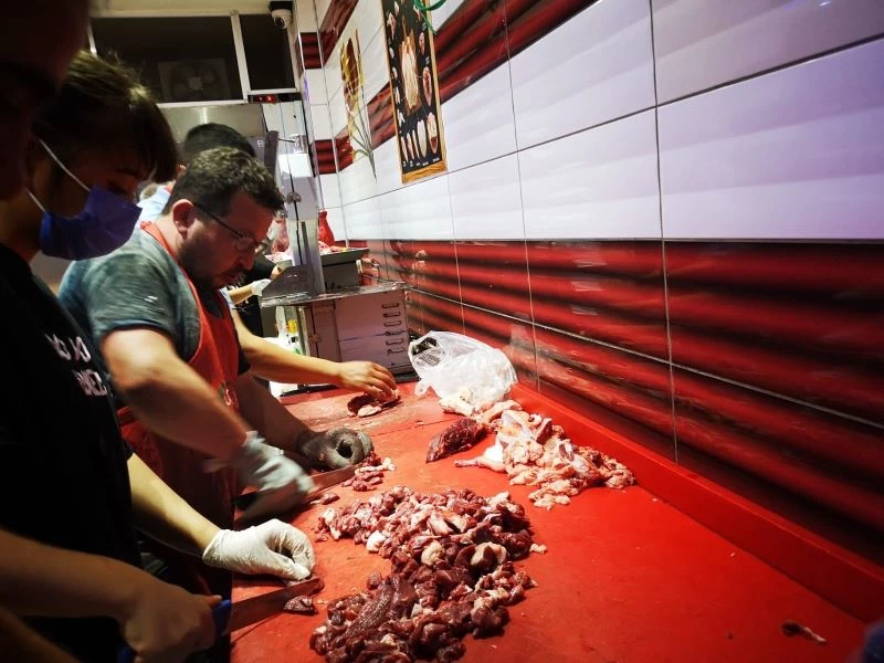 Kasaplarda yoğun kurban mesaisi
