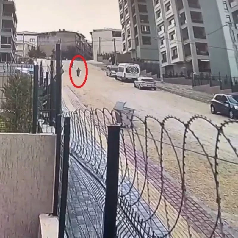 (Özel) Arkadaşlarıyla bisiklet süren çocuk taşlı yolda metrelerce savruldu
