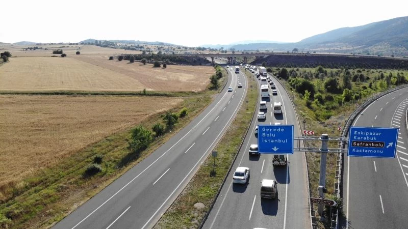21 ilin kesiştiği Kemikli Rampaları’nda kilometrelerce dönüş kuyruğu devam ediyor
