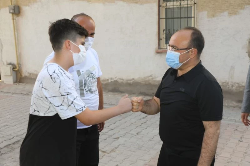 11 yaşındaki çocuk davet etti, Vali Yırık icabet etti
