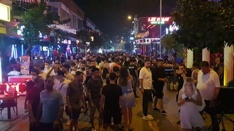 Alanya’da barlar sokağında maske zorunluluğu
