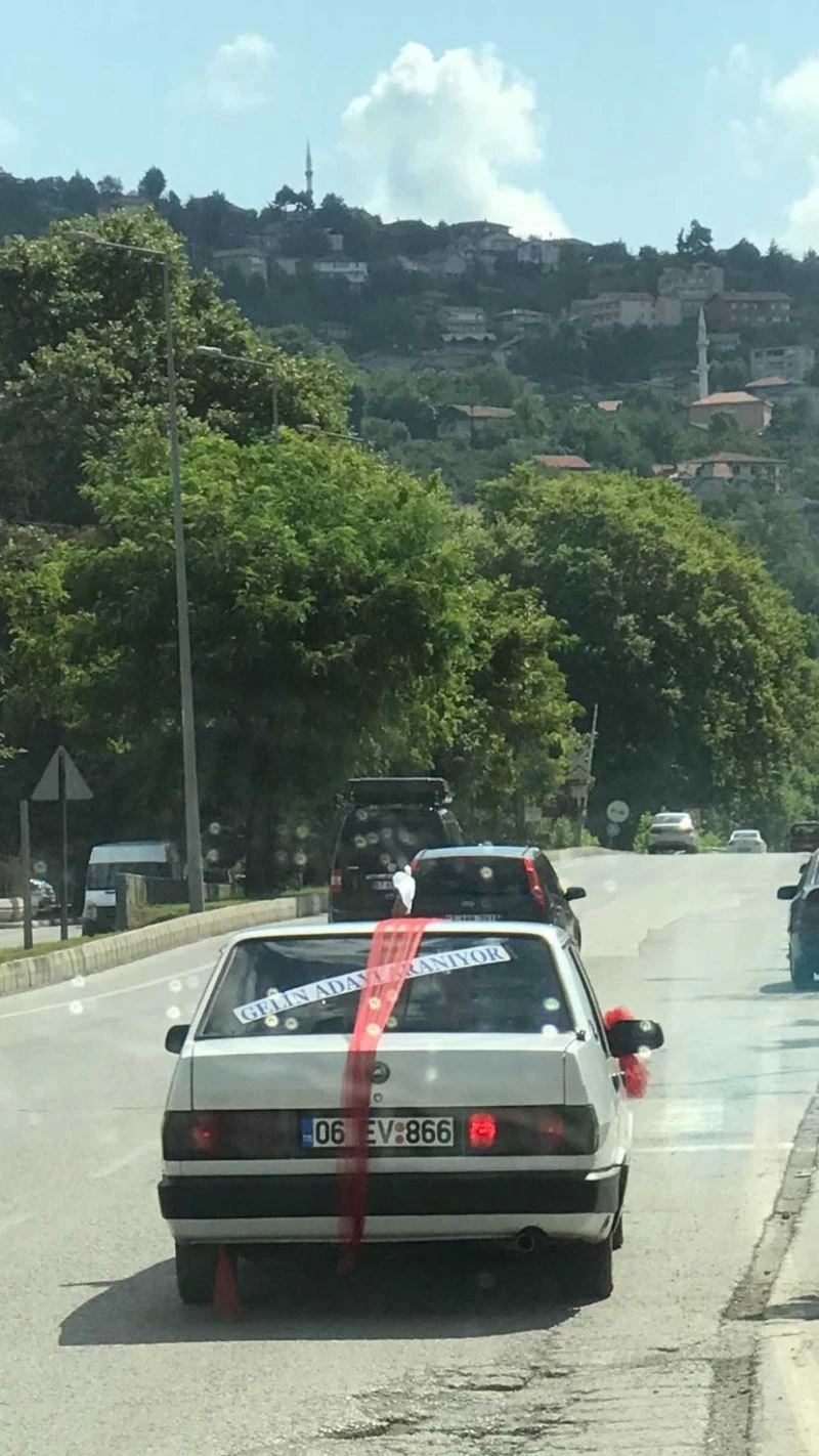 Aracının arka camına yazdığı yazıyla görenleri şaşkına çevirdi
