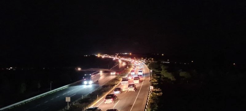 21 ilin kesiştiği Kemikli rampalarında kilometrelerce kuyruk oluştu
