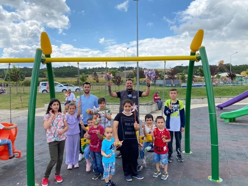 Çocuklara şeker ve rüzgar gülü dağıtıldı
